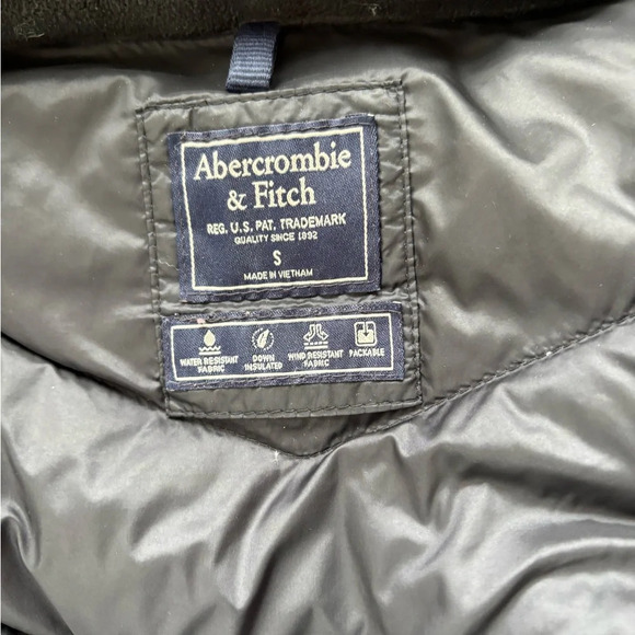Abercrombie and Fitch Black Puffer Jacket - Picture 4 of 8